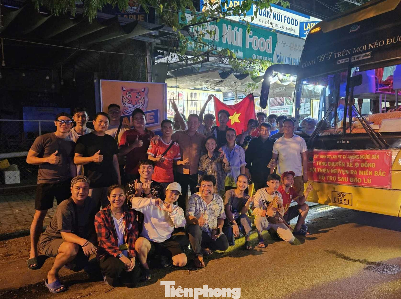 Đoàn cứu trợ từ TPHCM dừng ăn tối miễn phí ở nhà hàng của anh Lê Tuấn (quận Liên Chiểu, TP. Đà Nẵng). Đoàn cứu trợ từ TPHCM dừng ăn tối miễn phí ở nhà hàng của anh Lê Tuấn (quận Liên Chiểu, TP. Đà Nẵng).