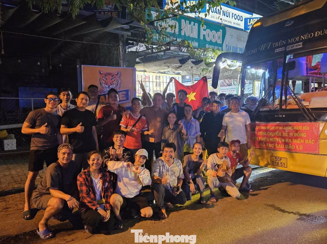 Đoàn cứu trợ từ TPHCM dừng ăn tối miễn phí ở nhà hàng của anh Lê Tuấn (quận Liên Chiểu, TP. Đà Nẵng).