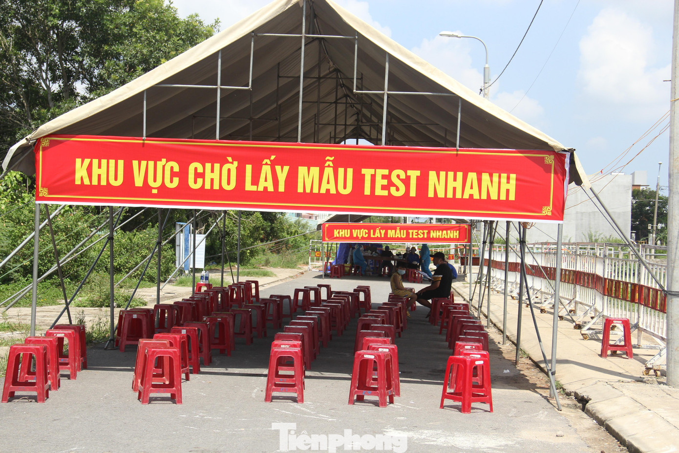 Công dân sẽ ngồi chờ, đủ 3 người một nhóm để vào xét nghiệm.