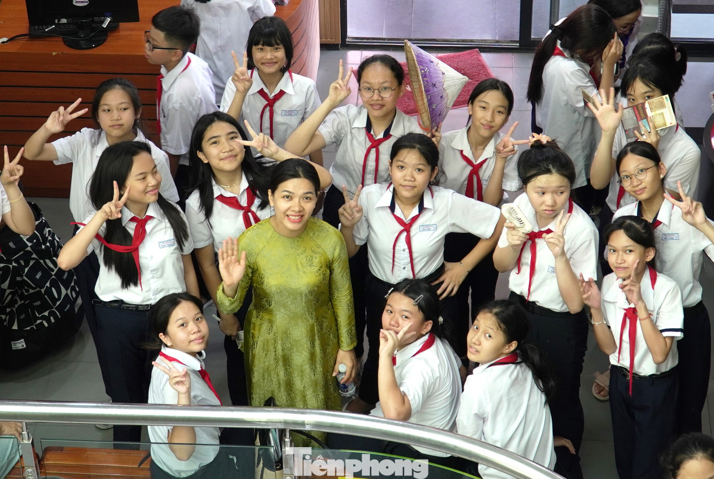 Trong dịp này, học sinh sinh viên đến Nhà Trưng bày có thể tham gia cuộc thi “Một ngày làm phóng viên”, trải nghiệm toàn bộ quy trình làm báo: lên ý tưởng, thu thập tư liệu, phỏng vấn nhân vật, đến viết bài và biên tập nội dung. Các chủ đề khai thác đa dạng, xoay quanh vẻ đẹp của biển đảo quê hương, đời sống ngư dân, lực lượng thực thi pháp luật trên biển, cũng như các vấn đề về bảo vệ môi trường và phát triển kinh tế biển bền vững. Những tác phẩm xuất sắc sẽ được lựa chọn trưng bày tại triển lãm, góp phần làm phong phú nội dung và lan tỏa tinh thần trách nhiệm, lòng yêu nước của thế hệ trẻ Việt Nam trong hành trình bảo vệ chủ quyền thiêng liêng của dân tộc. Trong dịp này, học sinh sinh viên đến Nhà Trưng bày có thể tham gia cuộc thi “Một ngày làm phóng viên”, trải nghiệm toàn bộ quy trình làm báo: lên ý tưởng, thu thập tư liệu, phỏng vấn nhân vật, đến viết bài và biên tập nội dung. Các chủ đề khai thác đa dạng, xoay quanh vẻ đẹp của biển đảo quê hương, đời sống ngư dân, lực lượng thực thi pháp luật trên biển, cũng như các vấn đề về bảo vệ môi trường và phát triển kinh tế biển bền vững. Những tác phẩm xuất sắc sẽ được lựa chọn trưng bày tại triển lãm, góp phần làm phong phú nội dung và lan tỏa tinh thần trách nhiệm, lòng yêu nước của thế hệ trẻ Việt Nam trong hành trình bảo vệ chủ quyền thiêng liêng của dân tộc.