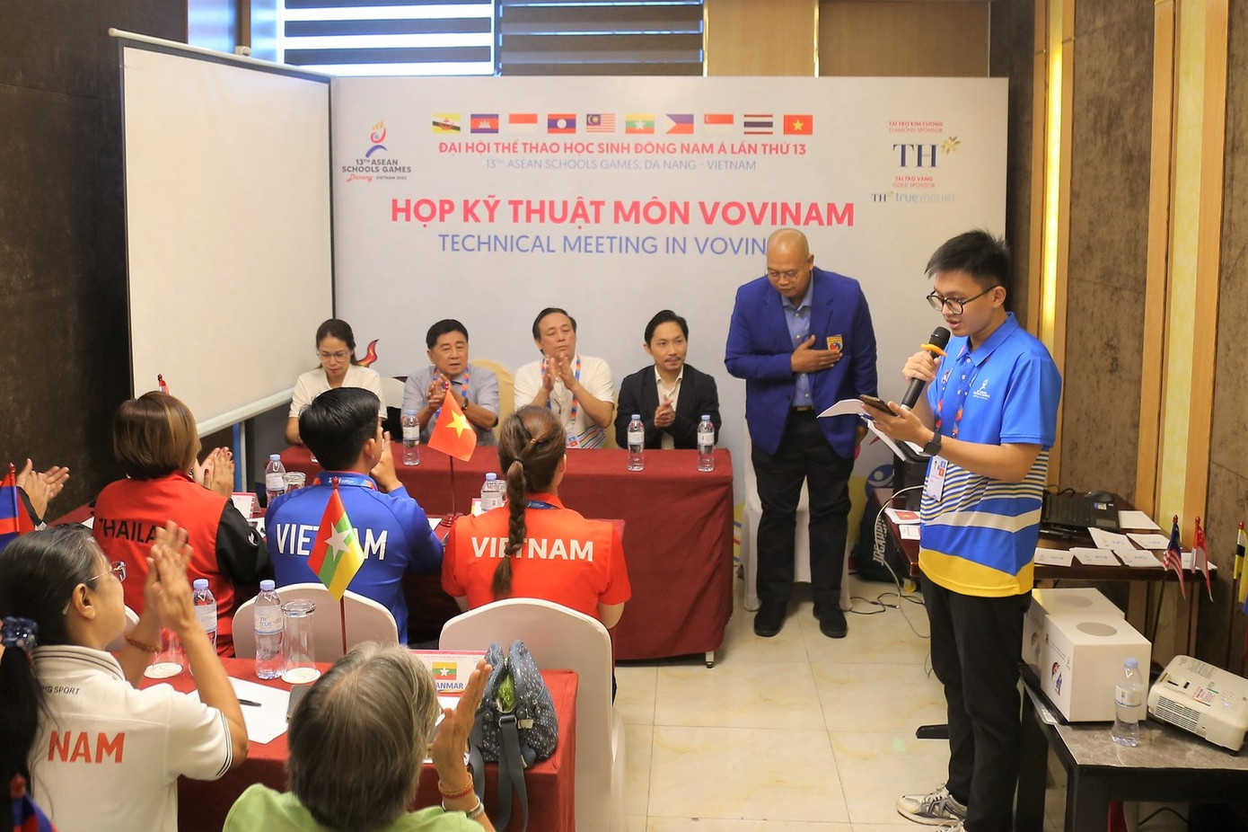 TNV dẫn chương trình họp kỹ thuật môn Vovinam.