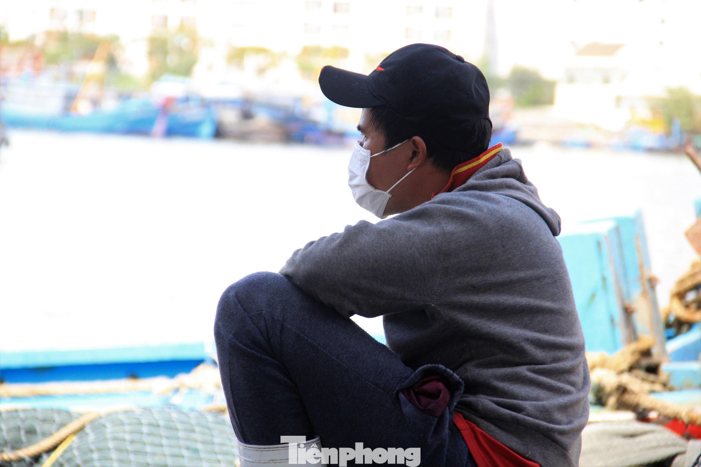 “Để ngư dân an tâm đi biển hơn thì phải hạ giá dầu, đồng thời có chính sách hỗ trợ cho ngư dân”, ông Lĩnh nói. “Để ngư dân an tâm đi biển hơn thì phải hạ giá dầu, đồng thời có chính sách hỗ trợ cho ngư dân”, ông Lĩnh nói.