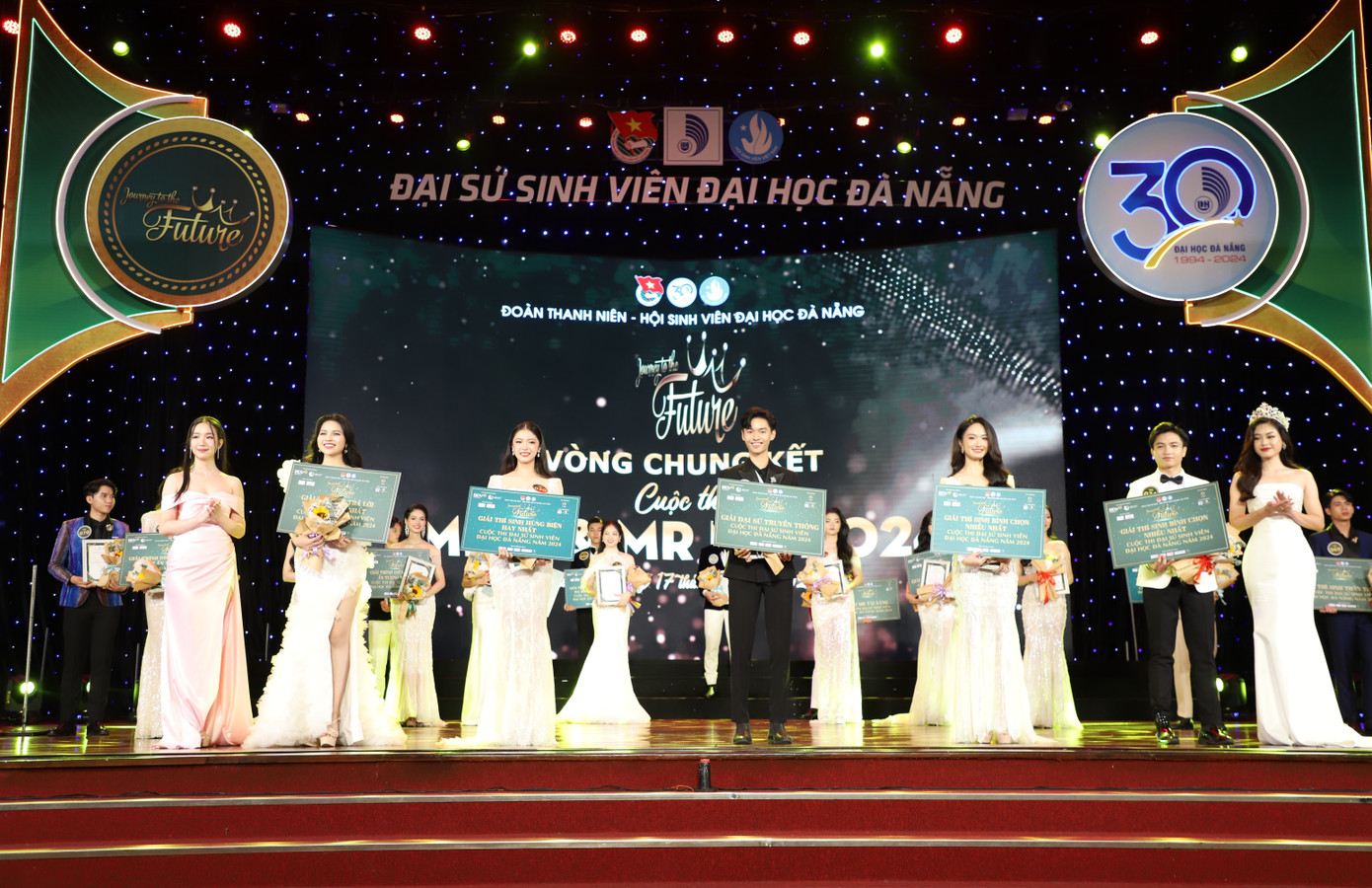 Các thí sinh nhận các giải: Hùng biện, Ứng xử, Đại sứ truyền thông, Được bình chọn nhiều nhất. Các thí sinh nhận các giải: Hùng biện, Ứng xử, Đại sứ truyền thông, Được bình chọn nhiều nhất.