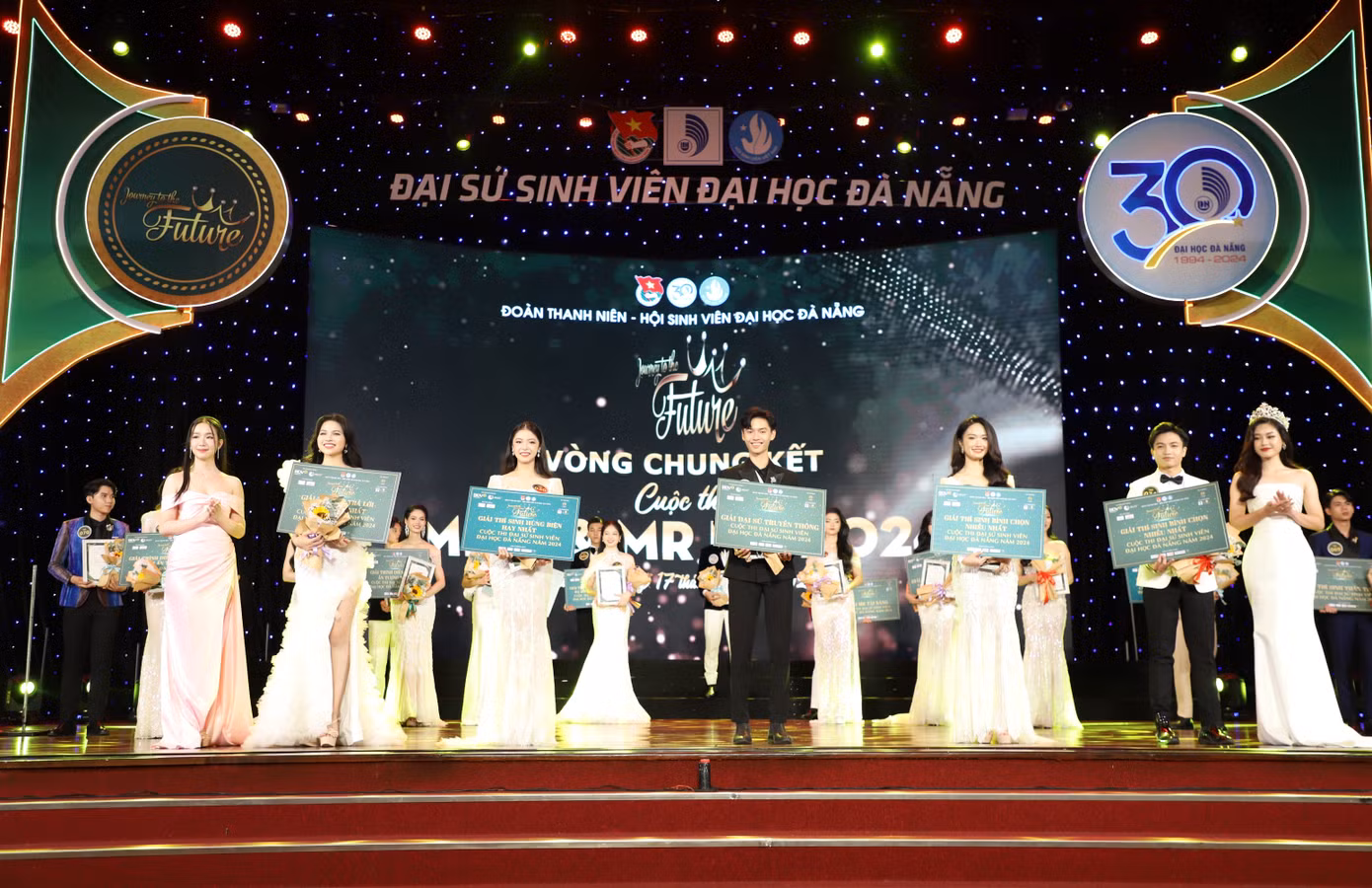 Các thí sinh nhận các giải: Hùng biện, Ứng xử, Đại sứ truyền thông, Được bình chọn nhiều nhất.