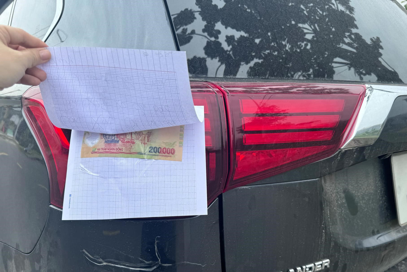 Ngoài lời xin lỗi, cậu bé còn để lại tiền đền bù khi lỡ đâm vào đuôi xe người khác. Ngoài lời xin lỗi, cậu bé còn để lại tiền đền bù khi lỡ đâm vào đuôi xe người khác.