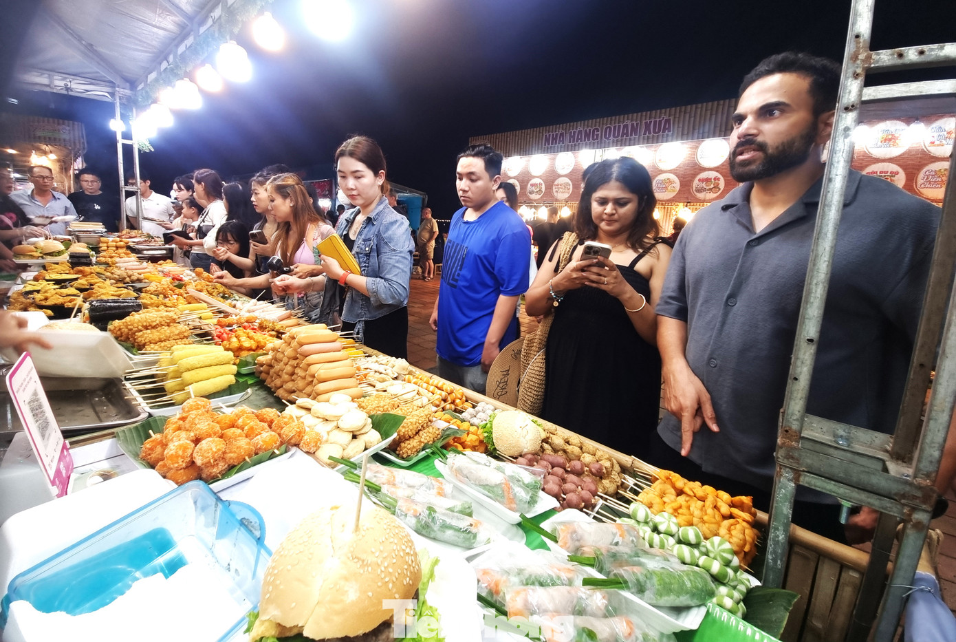 Du khách quốc tế chen chân, xếp hàng chờ đợi mua các món ngon. Anh Jun Ho (du khách Hàn Quốc) tỏ ra phấn khích khi tới lễ hội ẩm thực. "Ở đây có quá nhiều sự lựa chọn. Tôi không biết nên ăn món nào và bỏ món nào. Vì vậy cả gia đình tôi mua mỗi món một phần và cùng nhau thưởng thức. Tôi rất ấn tượng với các món chiên, nướng, bánh mì", anh chia sẻ.