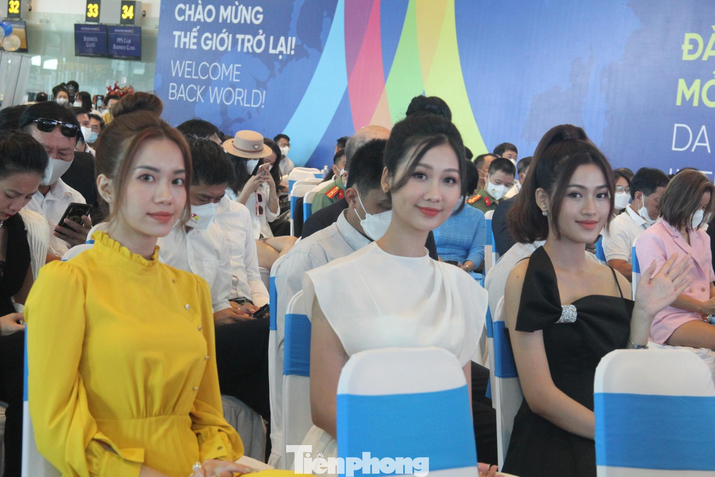 Top 3 Hoa hậu Du lịch Đà Nẵng cũng có mặt để chào đón những vị khách quốc tế đầu tiên.