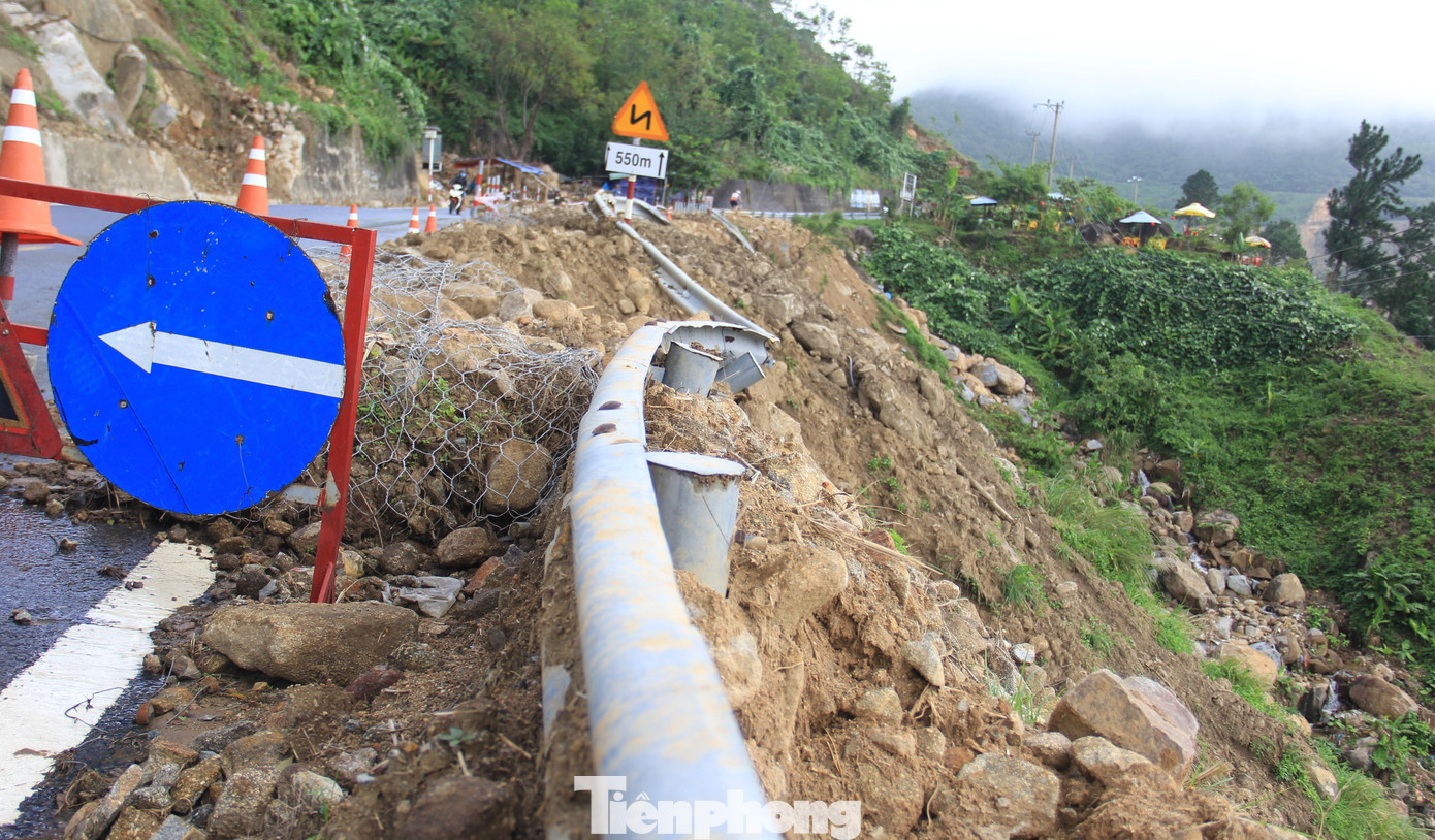 Một đoạn đường bị nước đánh sụp, ta luy âm xiêu vẹo, đất đá sạt xuống vực. Nhiều nơi đá từ phía núi lăn xuống từng khối to, chắn ngang đường. Lực lượng chức năng đã phải dời đi để đảm bảo giao thông thông suốt.