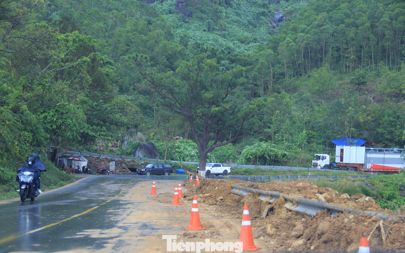 Theo ghi nhận của Tiền Phong, đèo Hải Vân phía Đà Nẵng vẫn còn nhiều đoạn chưa được khắc phục xong. Trận mưa lũ ngày 14/10 làm đèo xảy ra hàng chục điểm sạt lở.