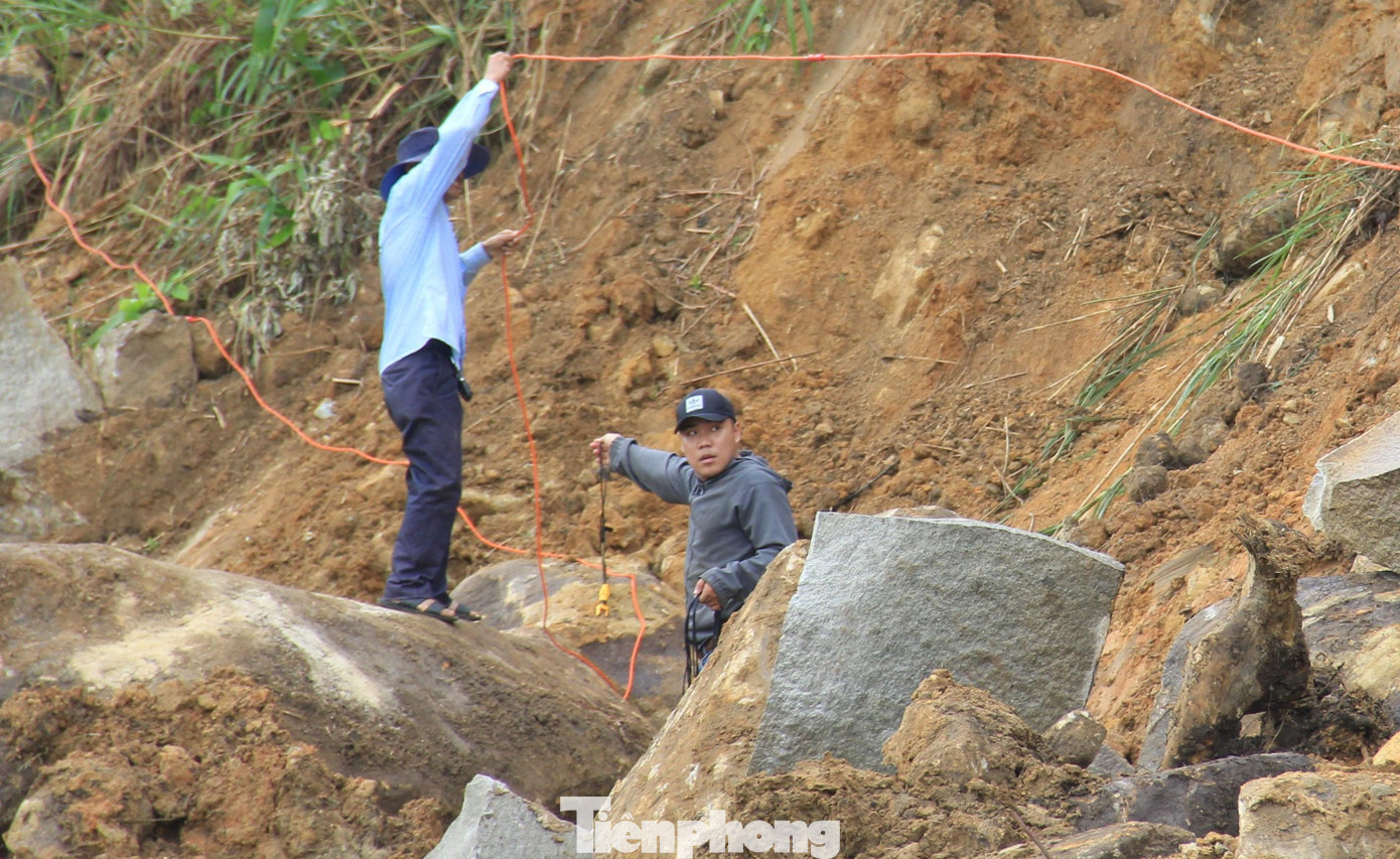 Công nhân cật lực sửa chữa, dọn dẹp những điểm sạt lở, hư hỏng nặng nề. Tuy nhiên khi trời mưa to phải "rút quân".