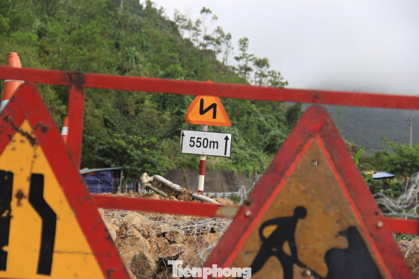 Nhiều đoạn sạt lở nằm ngay khúc ngoặt nên việc di chuyển của các phương tiện rất khó khăn.