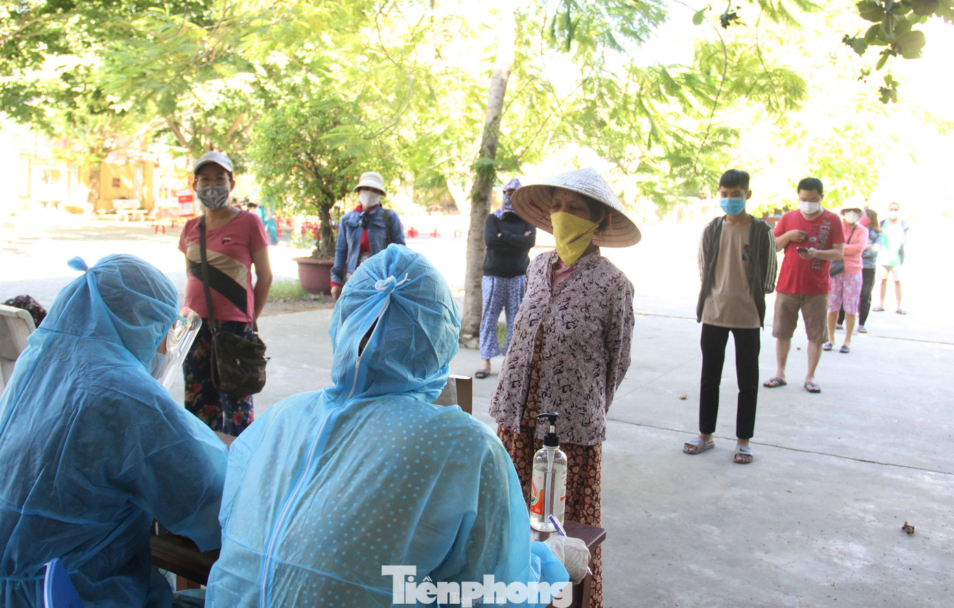Tiểu thương chợ đầu mối Hòa Cường xếp hàng lấy mẫu xét nghiệm. Ảnh: Thanh Trần. Tiểu thương chợ đầu mối Hòa Cường xếp hàng lấy mẫu xét nghiệm. Ảnh: Thanh Trần.
