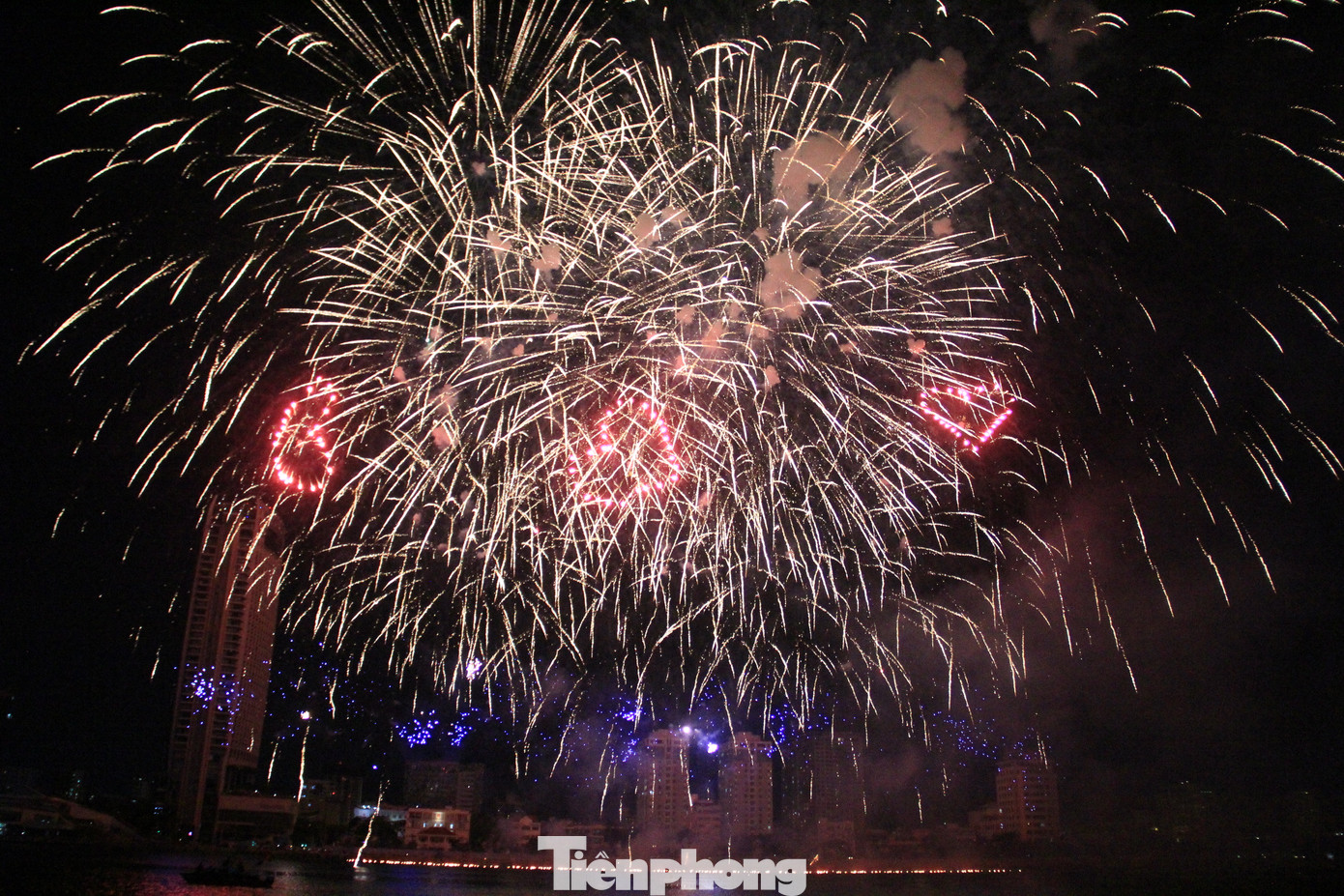 Khi âm thanh cuồng nhiệt của những bản nhạc rock nổi lên cũng là lúc bầu trời sông Hàn bừng lên những thác ánh sáng lung linh trong một bản giao hưởng đầy màu sắc đến từ đội JoHo Pyro của Phần Lan, tạo nên những chùm ánh sáng đầy mê hoặc.