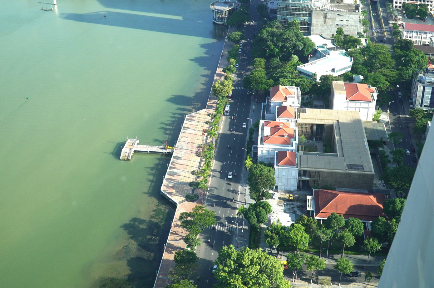 Tuyến đường Bạch Đằng vừa ở trung tâm thành phố, vừa ven sông, gần chợ Hàn, Bảo tàng Đà Nẵng, Bảo tàng điêu khắc Chăm… Mỗi ngày có hàng ngàn lượt du khách lui tới. Các nhà hàng, khách sạn, quán xá ở tuyến đường này có nhiều lợi thế làm ăn.