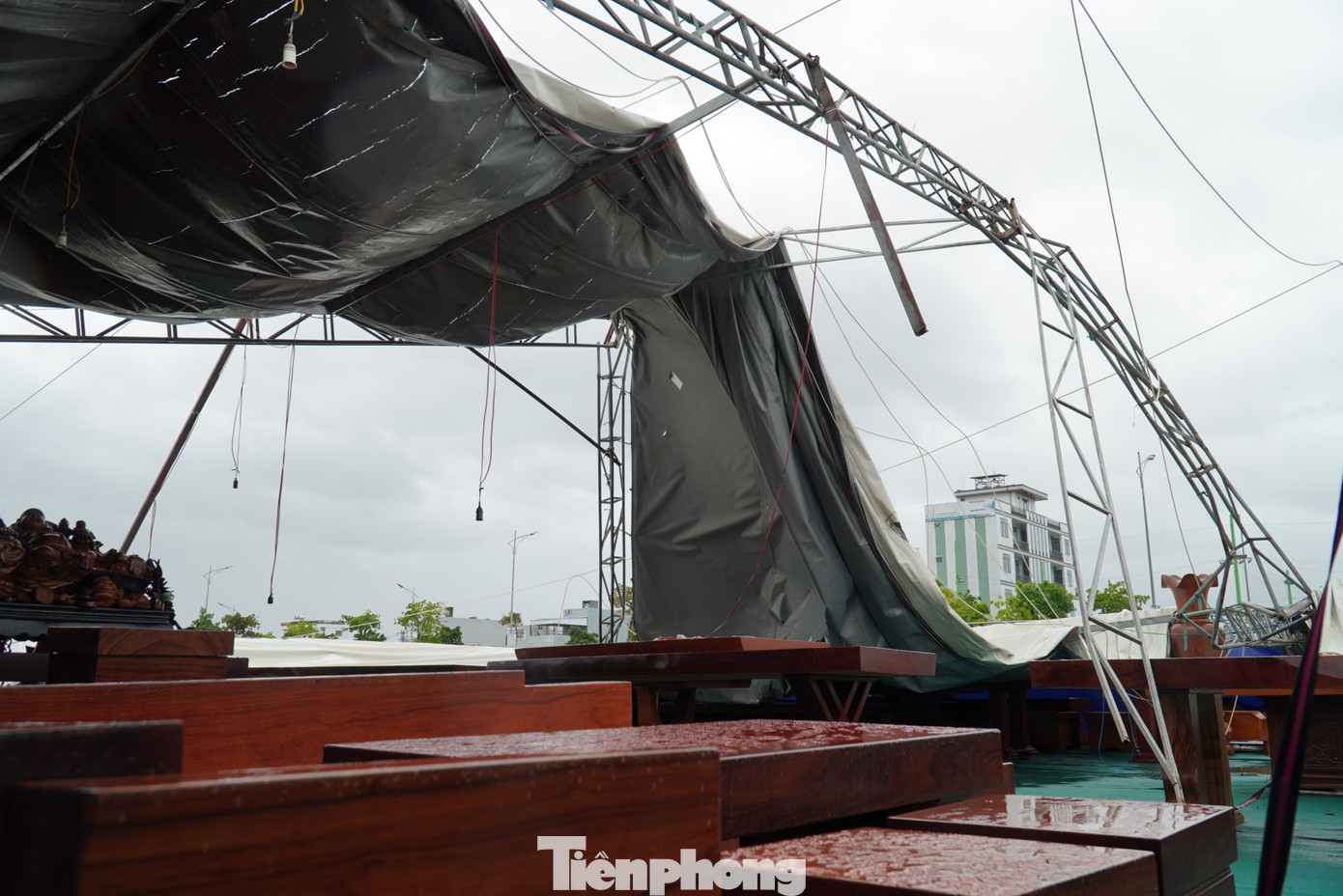 Khu bán đồ gỗ nội thất tại quận Cẩm Lệ bị bão "xoá sổ" lúc rạng sáng. Khu bán đồ gỗ nội thất tại quận Cẩm Lệ bị bão "xoá sổ" lúc rạng sáng.