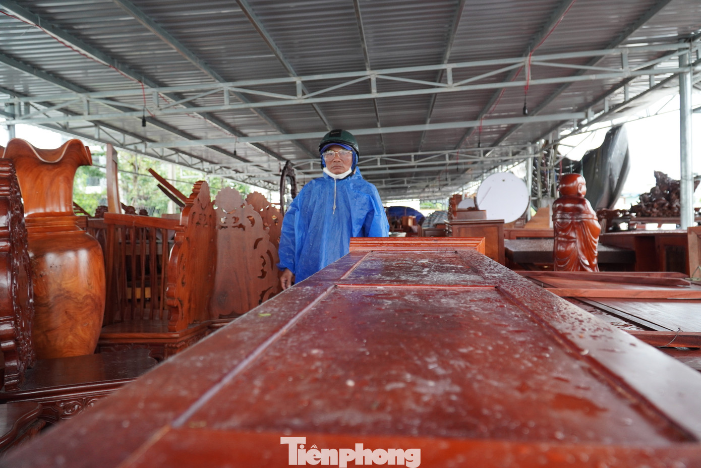 Bên trong còn hàng trăm sản phẩm đồ gỗ, cũng may hai bảo vệ kịp chạy thoát thân nên không có thiệt hại về người. Bên trong còn hàng trăm sản phẩm đồ gỗ, cũng may hai bảo vệ kịp chạy thoát thân nên không có thiệt hại về người.