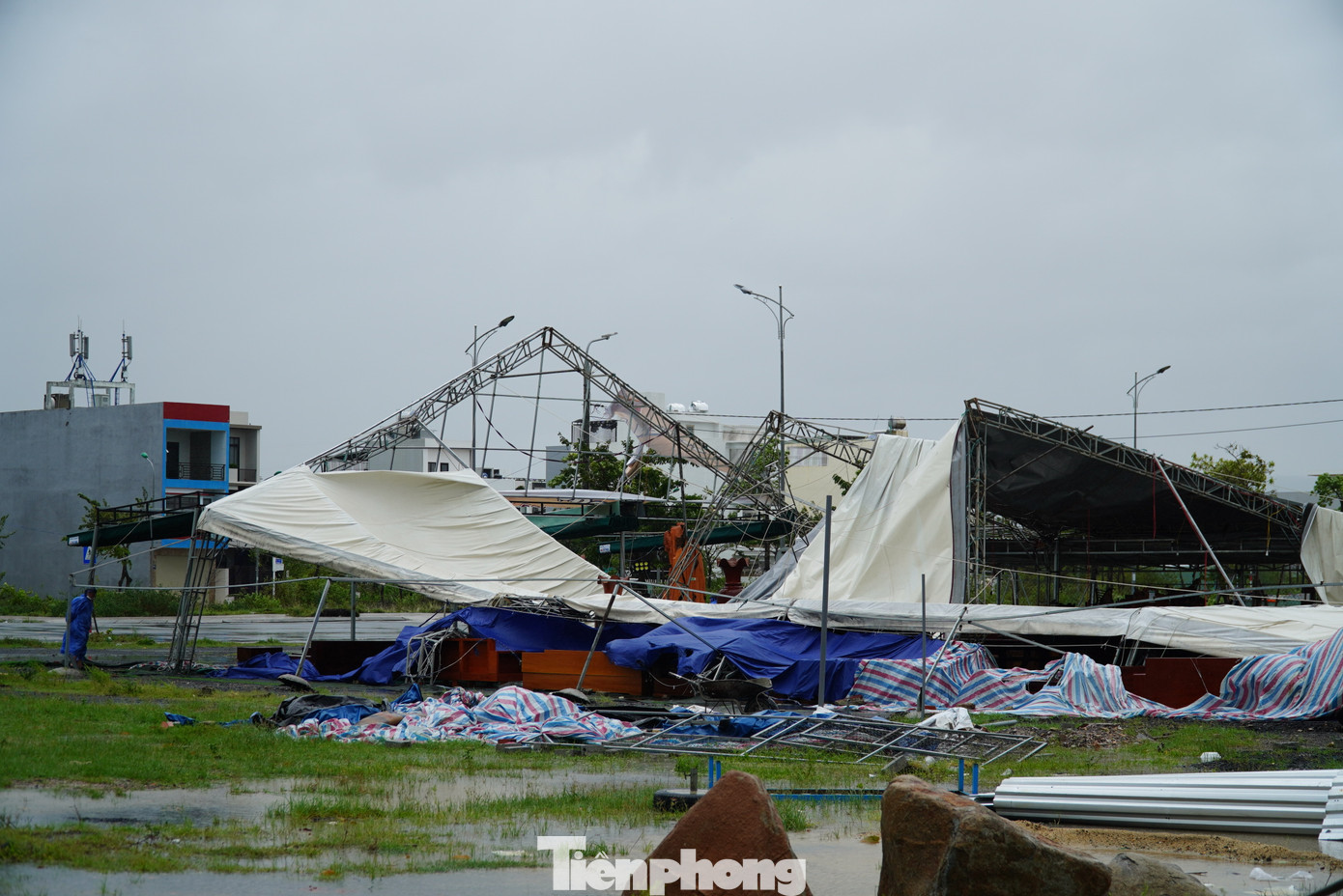 Kho hàng sản phẩm nội thất rộng khoảng 500m2 sau cơn bão. Trước khi bão vào, khu nhà khung sắt này đã được neo chằng, gia cố lại kỹ càng nhưng vẫn không trụ được. Kho hàng sản phẩm nội thất rộng khoảng 500m2 sau cơn bão. Trước khi bão vào, khu nhà khung sắt này đã được neo chằng, gia cố lại kỹ càng nhưng vẫn không trụ được.
