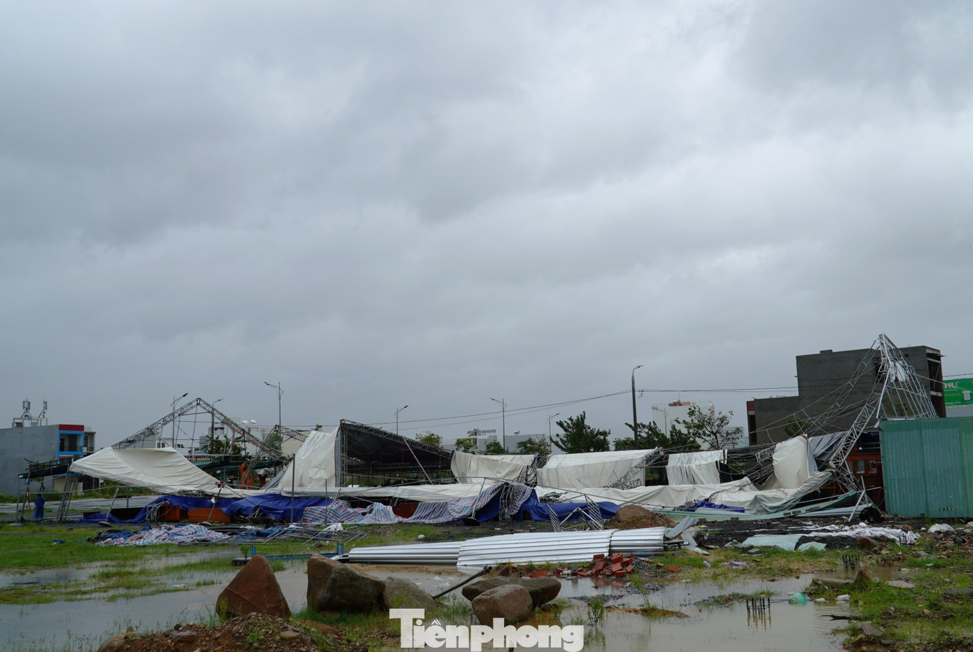 Không ai nhận ra đây là khu trưng bày các món đồ gỗ. Bão đã đánh sụp trong tích tắc. Nhân viên bảo vệ cho hay, khoảng 5h30 sáng 27/10, ông đang nằm thì nghe tiếng kêu rắc rắc, lúc đó gió rất mạnh, đoán chắc nhà sắp không trụ nổi nên ông lao ra ngoài. "Tôi chạy về hướng mấy ngôi nhà gần đó nhưng gió xô tới hướng khác. Sợ quá nên tôi phải ôm lấy cái cây. Lúc quay ra thì nghe tiếng rầm, ngôi nhà khung sắt đổ sập xuống trong tích tắc", nhân viên bảo vệ nhớ lại. Không ai nhận ra đây là khu trưng bày các món đồ gỗ. Bão đã đánh sụp trong tích tắc. Nhân viên bảo vệ cho hay, khoảng 5h30 sáng 27/10, ông đang nằm thì nghe tiếng kêu rắc rắc, lúc đó gió rất mạnh, đoán chắc nhà sắp không trụ nổi nên ông lao ra ngoài. "Tôi chạy về hướng mấy ngôi nhà gần đó nhưng gió xô tới hướng khác. Sợ quá nên tôi phải ôm lấy cái cây. Lúc quay ra thì nghe tiếng rầm, ngôi nhà khung sắt đổ sập xuống trong tích tắc", nhân viên bảo vệ nhớ lại.