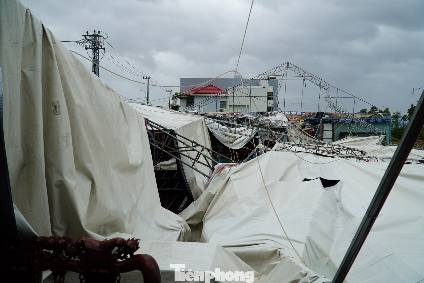 Kho hàng sản phẩm nội thất rộng khoảng 500m2 sau cơn bão. Trước khi bão vào, khu nhà khung sắt này đã được neo chằng, gia cố lại kỹ càng nhưng vẫn không trụ được. Kho hàng sản phẩm nội thất rộng khoảng 500m2 sau cơn bão. Trước khi bão vào, khu nhà khung sắt này đã được neo chằng, gia cố lại kỹ càng nhưng vẫn không trụ được.