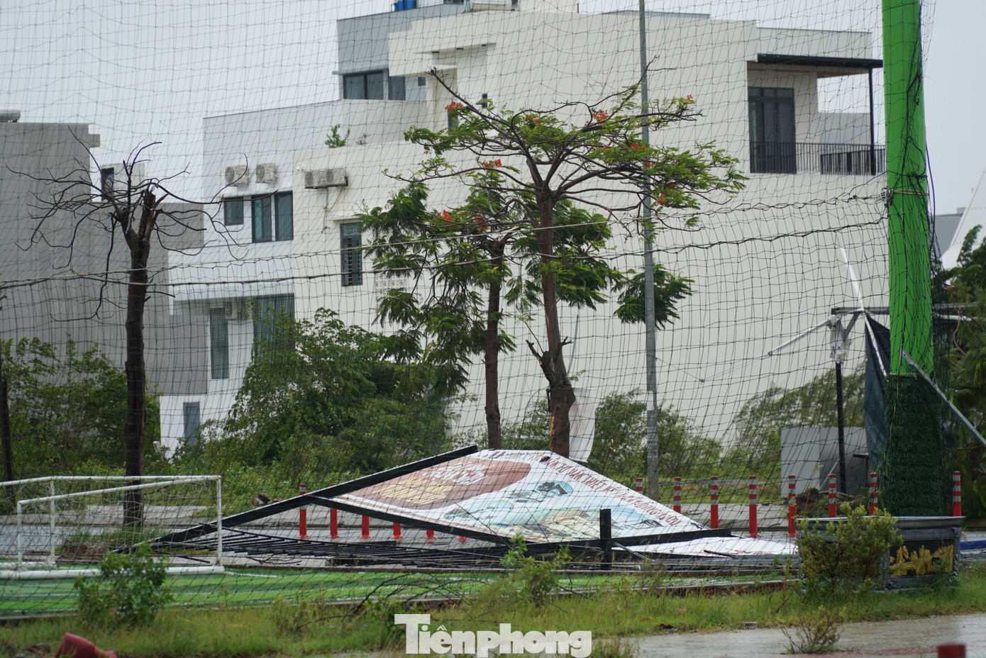 Đến cuối chiều 27/10, Đà Nẵng đã hết gió mạnh. Từ chiều 27/10 đến hết ngày 28/10, có xu hướng mưa vừa, có nơi mưa to và dông. Tổng lượng mưa tại thành phố phổ biến 50-130mm, có nơi trên 150mm. Đến cuối chiều 27/10, Đà Nẵng đã hết gió mạnh. Từ chiều 27/10 đến hết ngày 28/10, có xu hướng mưa vừa, có nơi mưa to và dông. Tổng lượng mưa tại thành phố phổ biến 50-130mm, có nơi trên 150mm.