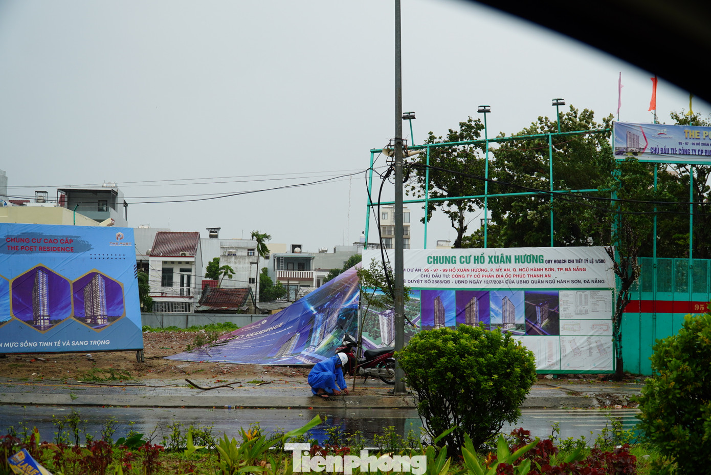 Bảng quảng cáo trên nhiều tuyến đường bị gió quật ngã. Rất may đến thời điểm này Đà Nẵng chưa ghi nhận thiệt hại về người do bão số 6 gây ra. Bảng quảng cáo trên nhiều tuyến đường bị gió quật ngã. Rất may đến thời điểm này Đà Nẵng chưa ghi nhận thiệt hại về người do bão số 6 gây ra.