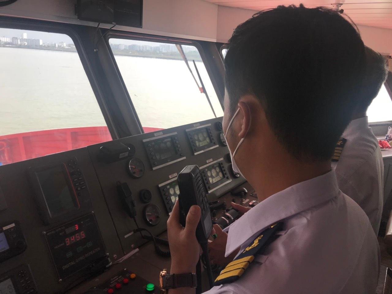 Thuyền trưởng và các nhân viên kiểm tra lại các thiết bị, đảm bảo an toàn trước khi xuất bến.