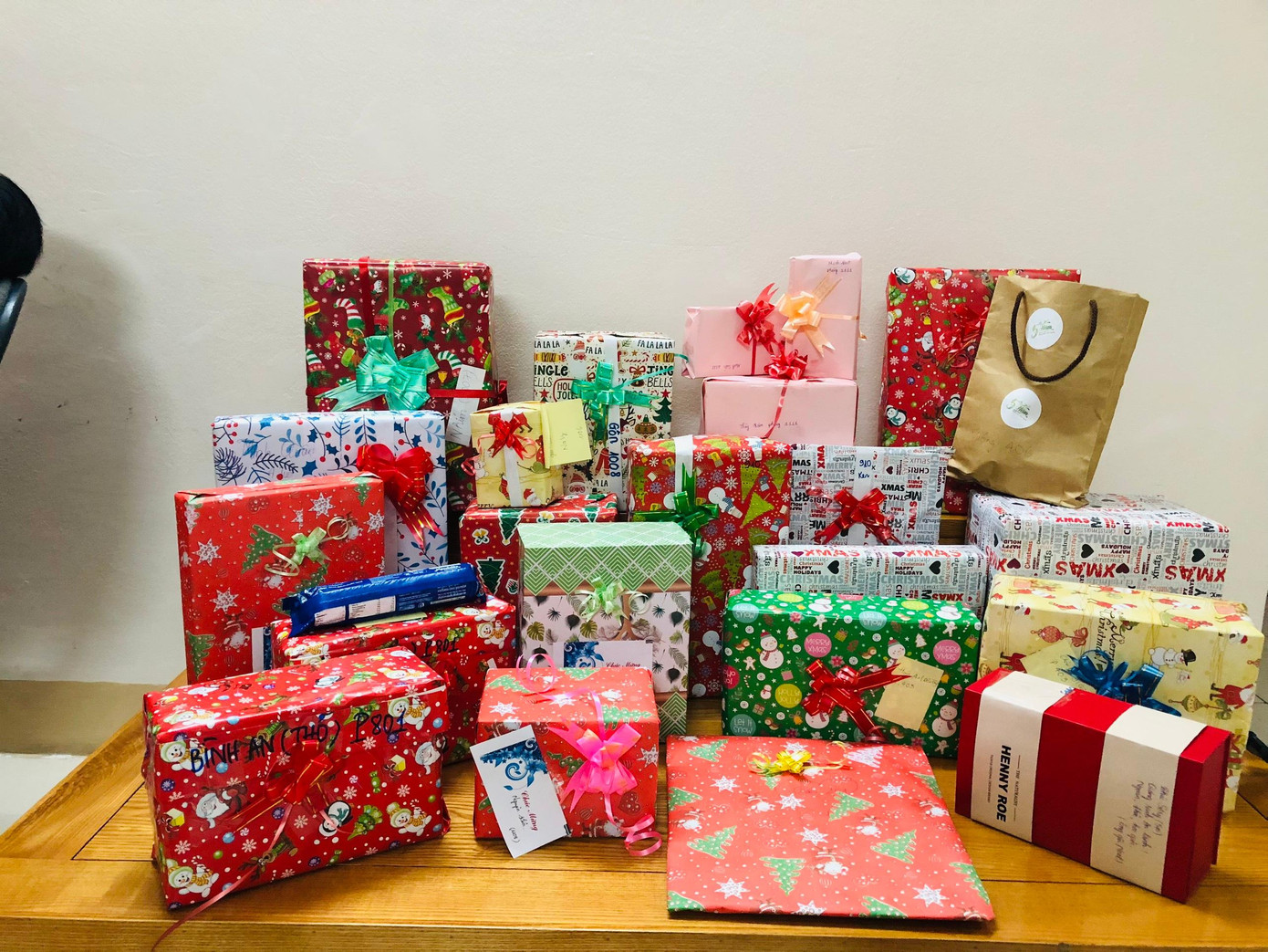 Anh Ngô Phi Hà, nhà trưởng CT03 cho hay, tòa nhà đã thông báo cho các phụ huynh "tập kết" quà lại. Món quà do các gia đình tự chuẩn bị. Sau 20h, ông già Noel sẽ gõ cửa từng phòng đem bất ngờ tới các cháu nhỏ.