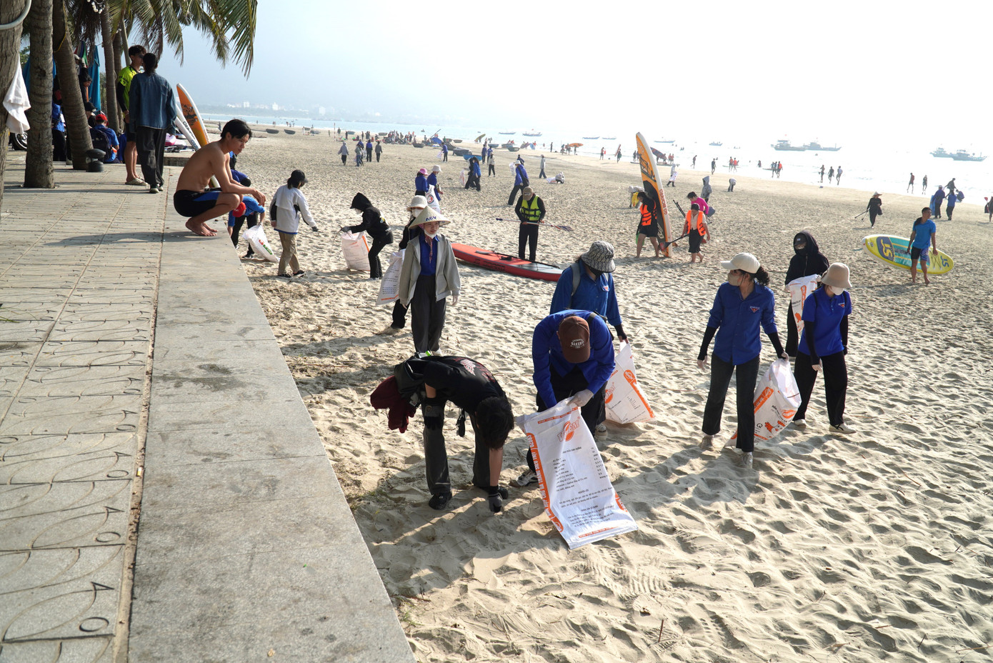 Hoàng Anh (20 tuổi, quận Liên Chiểu) chia sẻ rằng Đà Nẵng được đánh giá là thành phố đáng sống, không khí trong lành, môi trường xanh, sạch, đẹp nên việc đón rác, vệ sinh rất cần thiết. "Mình rất tự hào vì đi đâu cũng được khen biển Đà Nẵng vừa đẹp vừa sạch. Việc dọn rác hôm nay không chỉ để biển sạch hơn, mà còn nâng cao ý thức bảo vệ, giữ gìn vệ sinh môi trường cho tất cả người dân, du khách", Anh nói. Hoàng Anh (20 tuổi, quận Liên Chiểu) chia sẻ rằng Đà Nẵng được đánh giá là thành phố đáng sống, không khí trong lành, môi trường xanh, sạch, đẹp nên việc đón rác, vệ sinh rất cần thiết. "Mình rất tự hào vì đi đâu cũng được khen biển Đà Nẵng vừa đẹp vừa sạch. Việc dọn rác hôm nay không chỉ để biển sạch hơn, mà còn nâng cao ý thức bảo vệ, giữ gìn vệ sinh môi trường cho tất cả người dân, du khách", Anh nói.