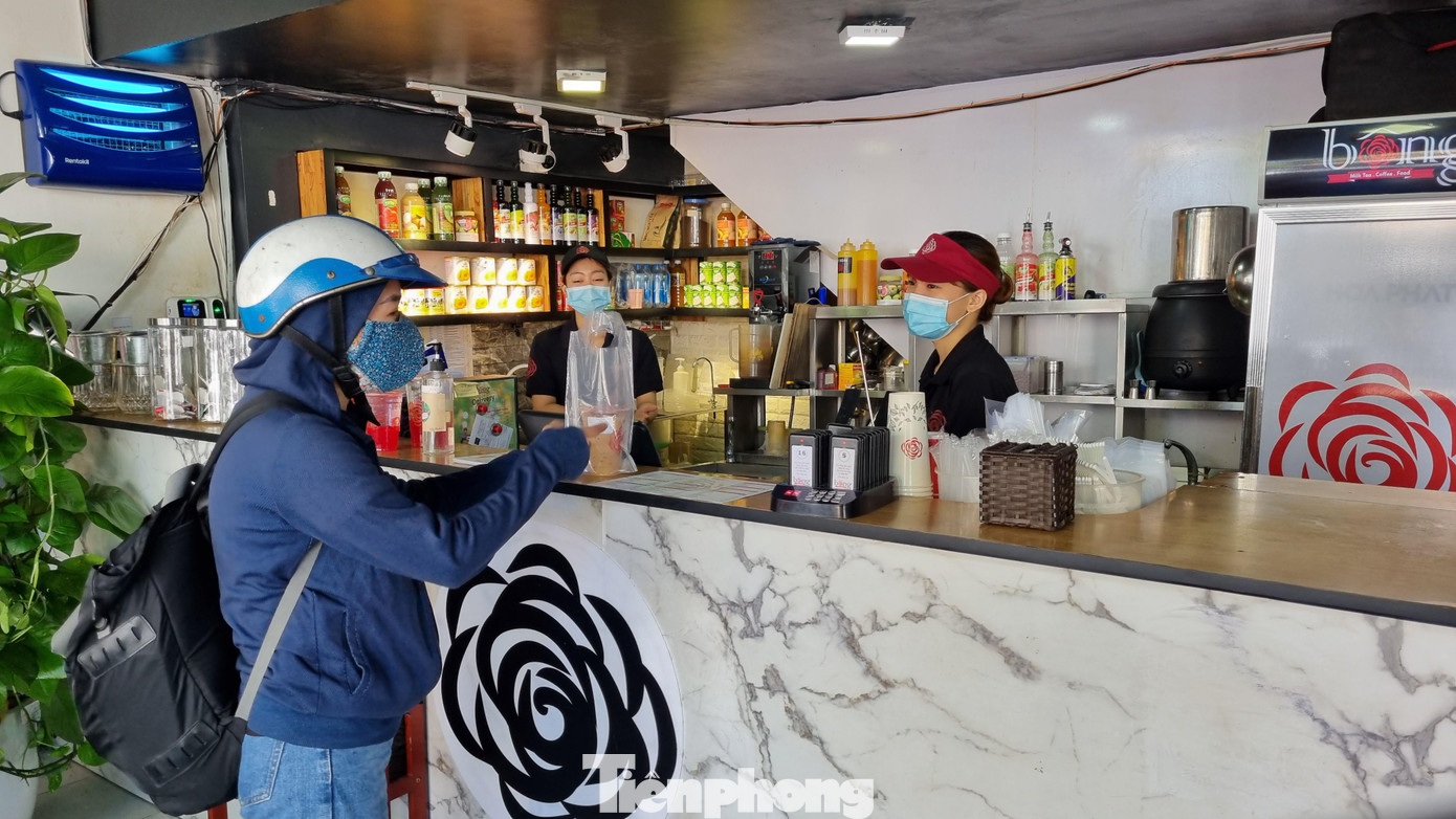 Rất ít khách đến mua hàng tại quán vì ngại tiếp xúc trực tiếp. Ảnh: Thanh Trần.
