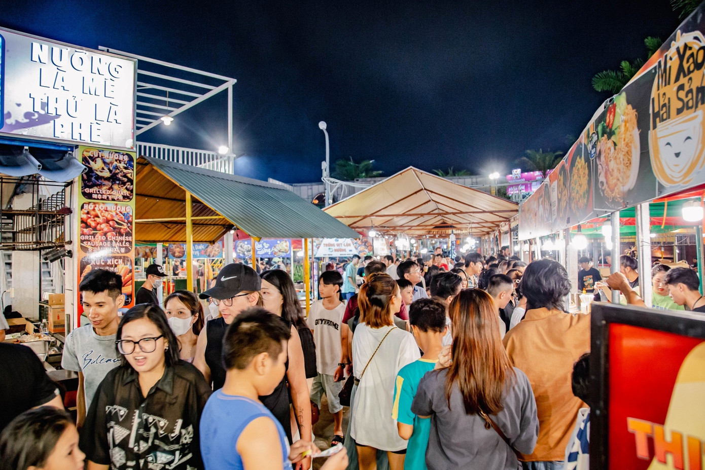 Chợ đêm Helio kín ken người. Khu chợ này là điểm đến khó có thể bỏ qua với các bạn trẻ, nhất là những người thích ẩm thực, chụp ảnh "check-in".... Trong chợ có bán rất nhiều món ăn ngon, đồ uống phong phú và có các ca sĩ biểu diễn.