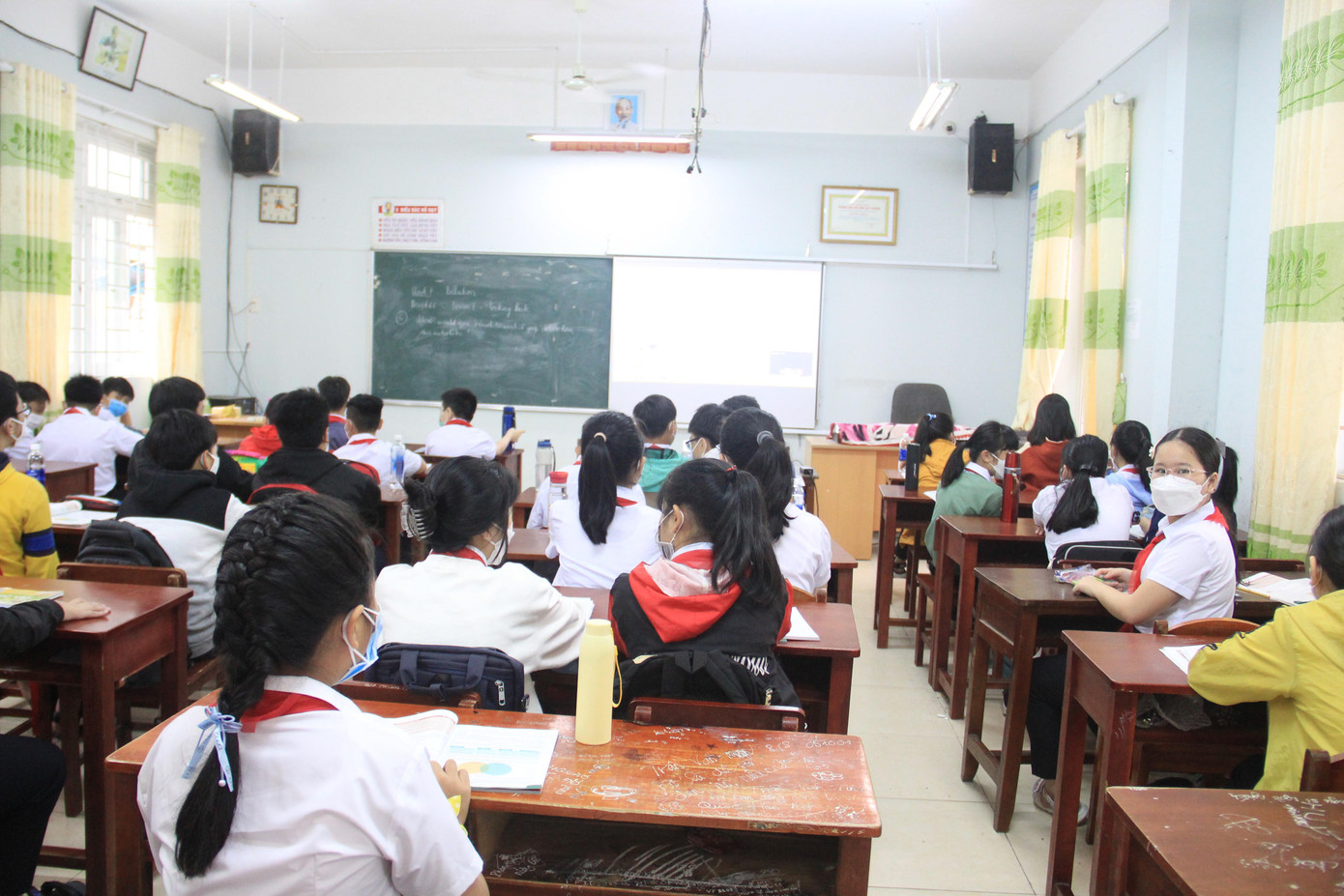 “Ngoài ra, nếu giáo viên là F0, F1 không thể đến trường dạy học, không đủ giáo viên thay thế, nhà trường sẽ bố trí cho các em học trực tuyến ngay tại lớp. Trong lớp sẽ có nhân viên kỹ thuật hỗ trợ thiết bị, micro…cho các em”, cô Ngô Thị Thanh Thoa, Hiệu trưởng nhà trường cho hay. “Ngoài ra, nếu giáo viên là F0, F1 không thể đến trường dạy học, không đủ giáo viên thay thế, nhà trường sẽ bố trí cho các em học trực tuyến ngay tại lớp. Trong lớp sẽ có nhân viên kỹ thuật hỗ trợ thiết bị, micro…cho các em”, cô Ngô Thị Thanh Thoa, Hiệu trưởng nhà trường cho hay.