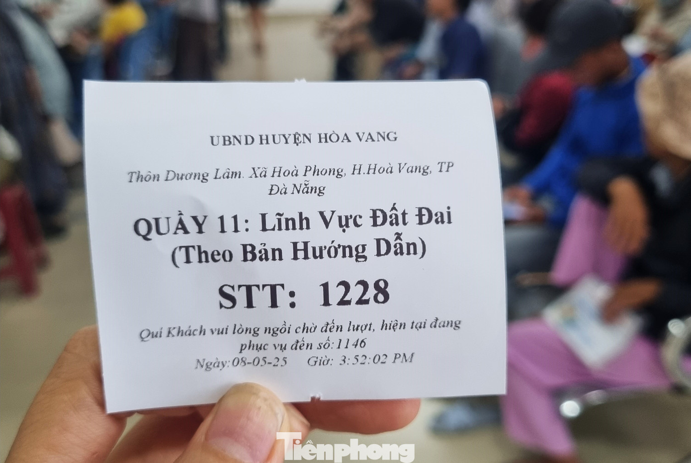 Anh V. T. tới lúc gần 16h, bấm số thứ tự 1228, trong khi quầy mới phục vụ đến số 1146. Vì còn gần 100 lượt nữa mà sắp hết giờ làm việc nên anh đành bỏ cuộc ra về.