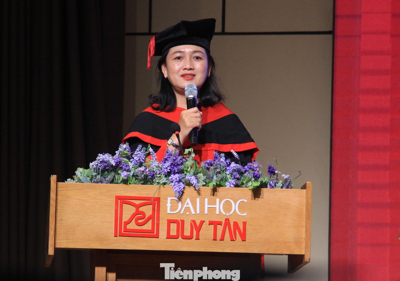 Tân Tiến sĩ bày tỏ sự tri ân với nhà trường tại buổi lễ.