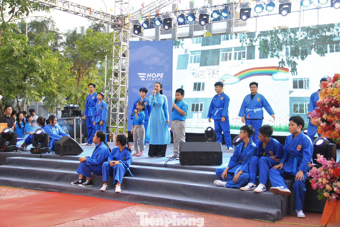 Ngoài văn hóa, các em còn được học các môn năng khiếu như võ thuật, vẽ, ca hát…