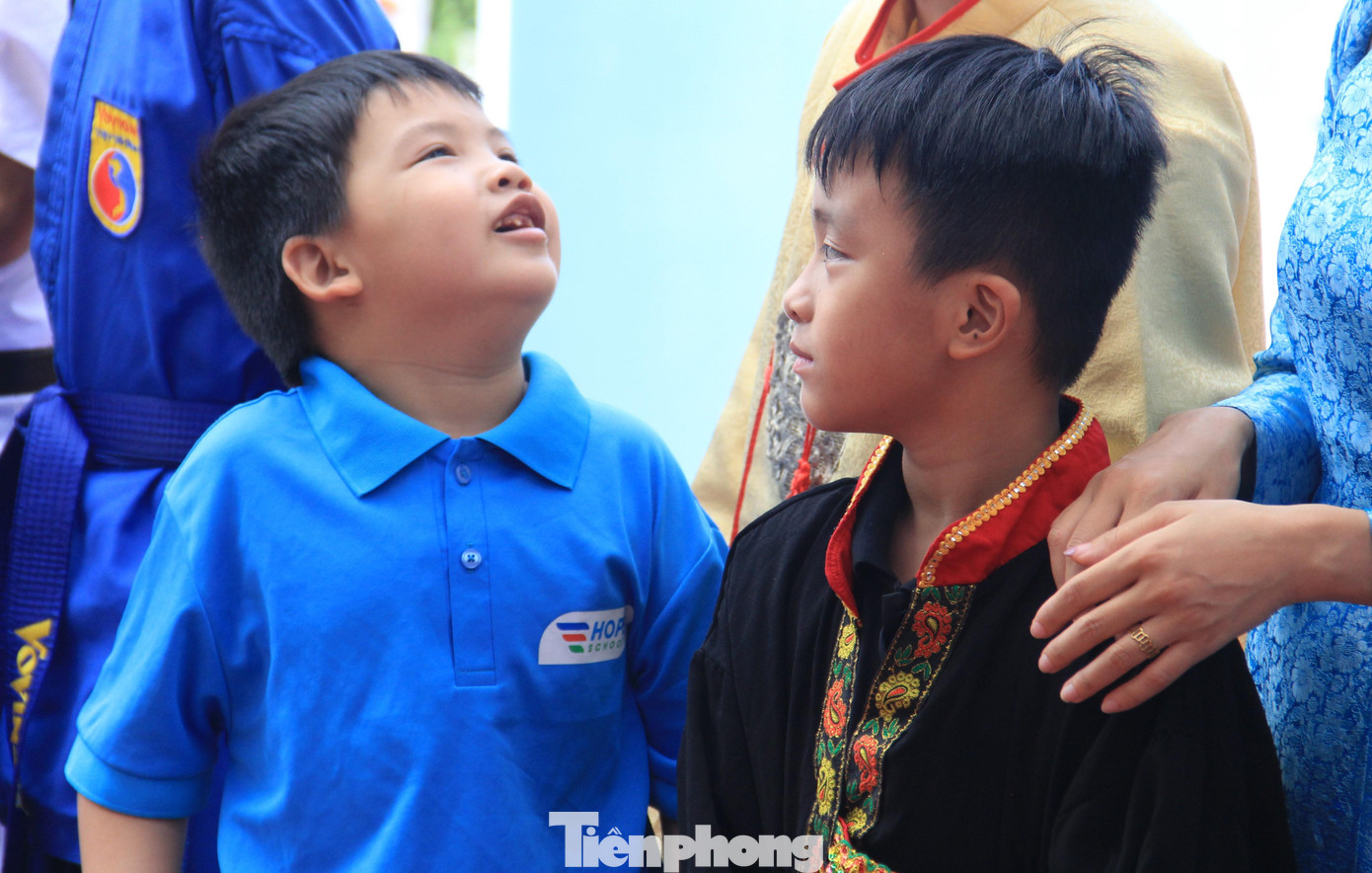 Ngày đầu còn bỡ ngỡ, rụt rè, nhớ nhà, nay các em đã hoà nhập, vui tươi, quen dần với cuộc sống nơi đây.