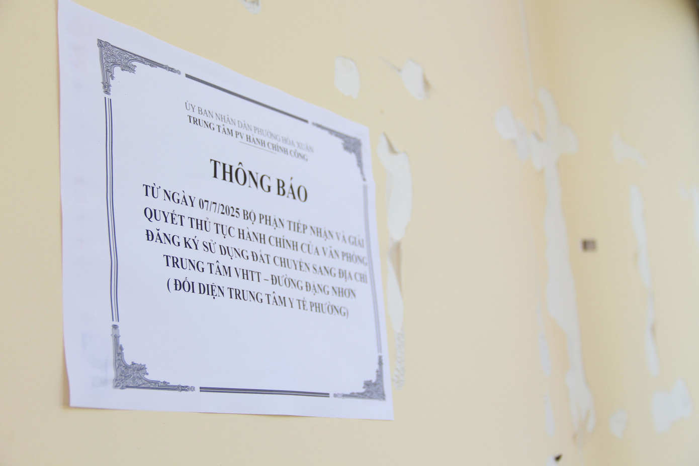Văn phòng đăng ký đất đai từ ngày 1/7 đặt tại Trung tâm phục vụ hành chính công phường Hòa Xuân. Tuy nhiên do số lượng người đến nộp hồ sơ, giải quyết thủ tục quá đông nên đã chuyển sang Trung tâm Văn hóa Thể thao gần đó. Công dân đến làm giấy tờ phải vào bàn lấy số thứ tự theo cách truyền thống, chưa có máy lấy số tự động.