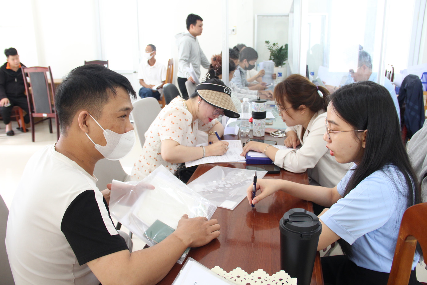 Dãy ghế trước quầy tiếp nhận hồ sơ luôn kín người. Ông Lê Trung Huệ, Phó Giám đốc chi nhánh Văn phòng đăng ký đất đai quận Cẩm Lệ (cũ, sắp tới sẽ đổi thành Khu vực 3) cho hay phường Hòa Xuân là một trong những địa bàn giao dịch bất động sản sôi động nhất Đà Nẵng. Từ sau khi thực hiện chính quyền 2 cấp, sắp xếp địa giới hành chính đến nay, ngày cao điểm phường giải quyết khoảng 120 hồ sơ.