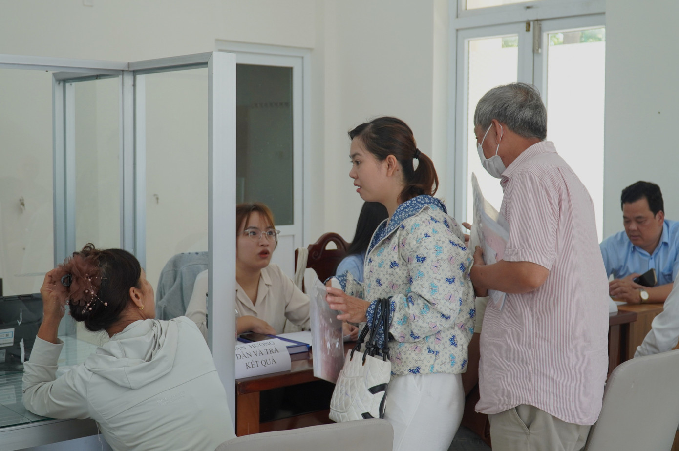 Ông Lê Trung Huệ cho biết thêm, hiện khu vực đăng ký đất đai tại phường còn thiếu một số trang thiết bị. Sắp tới sẽ bố trí thêm ô quầy, tăng cường nhân lực. Đồng thời lắp thêm máy lấy số tự động, quét mã QR để người dân thực hiện thủ tục đơn giản, thuận tiện hơn và giảm bớt áp lực cho các chuyên viên xử lý.