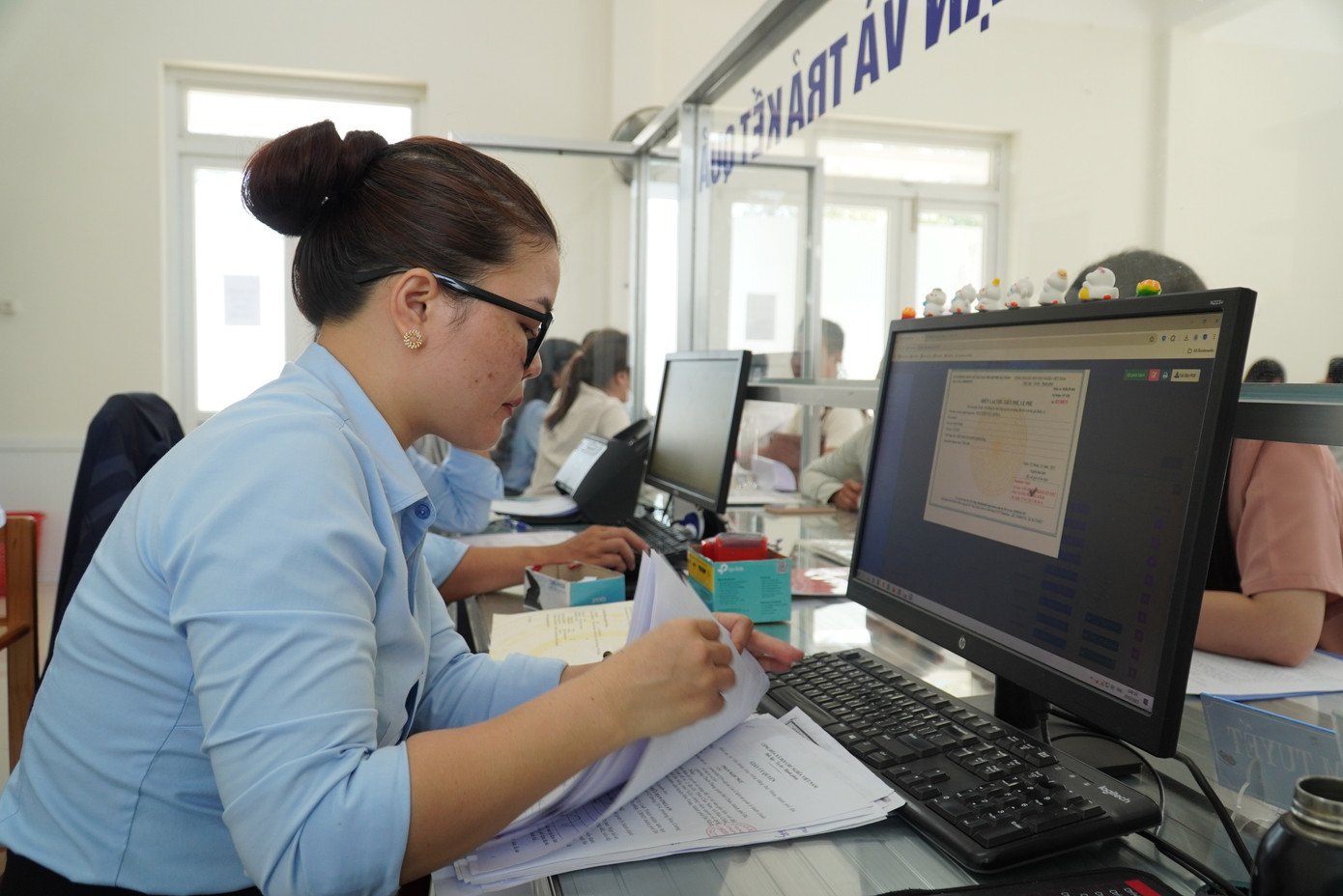 Bộ phận tiếp nhận, giải quyết thủ tục làm việc liên tục. Nhiều hôm số lượng công dân quá đông phải giới hạn lấy việc lấy số thứ tự để đảm bảo giải quyết trong buổi cho người dân, không đẩy từ sáng lên chiều, ngày hôm nay qua ngày hôm sau.