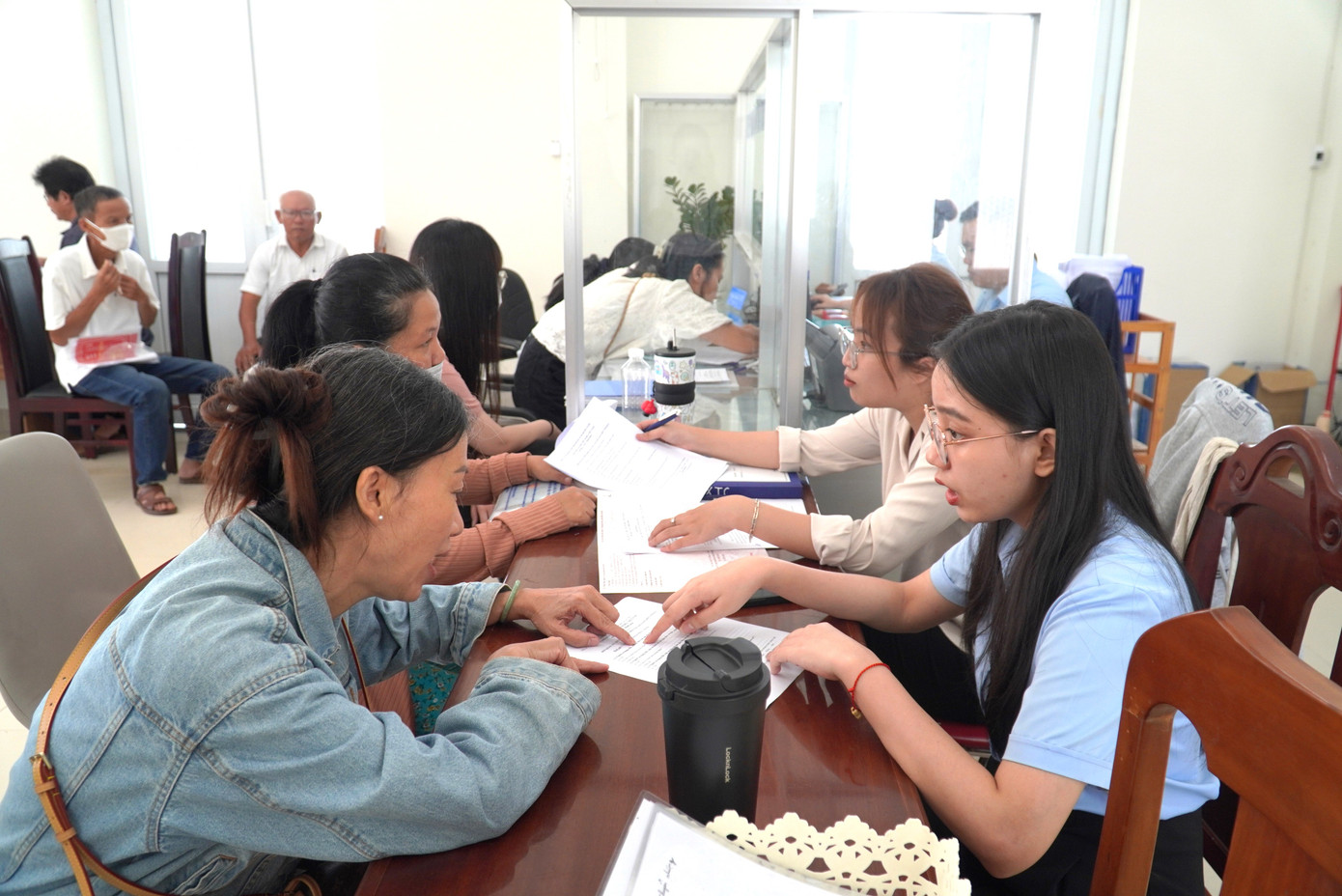 Ghi nhận tại khu vực đăng ký đất đai phường Hòa Xuân, từ sáng sớm đã đông kín người dân đến lấy số, nộp hồ sơ giải quyết thủ tục. Phường Hòa Xuân được hình thành từ phường Hòa‍ Xuân (quận Cẩm Lệ) và 2 xã Hòa‍ Châu,‍ Hòa‍ Phước (huyện Hòa Vang) cũ. Ảnh: Thanh Hiền.