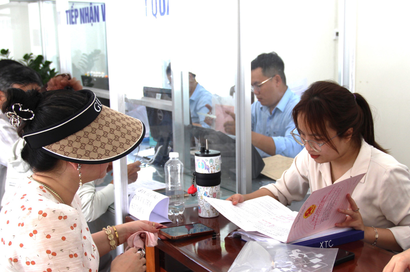 Theo ghi nhận, phần lớn người dân đến làm thủ tục chuyển nhượng quyền sử dụng đất. Phường Hòa Xuân là một trong những khu vực có tình hình bất động sản sôi động bậc nhất Đà Nẵng. Từ đầu năm đến nay, các lô đất tại khu vực này tăng khoảng 10- 20%.