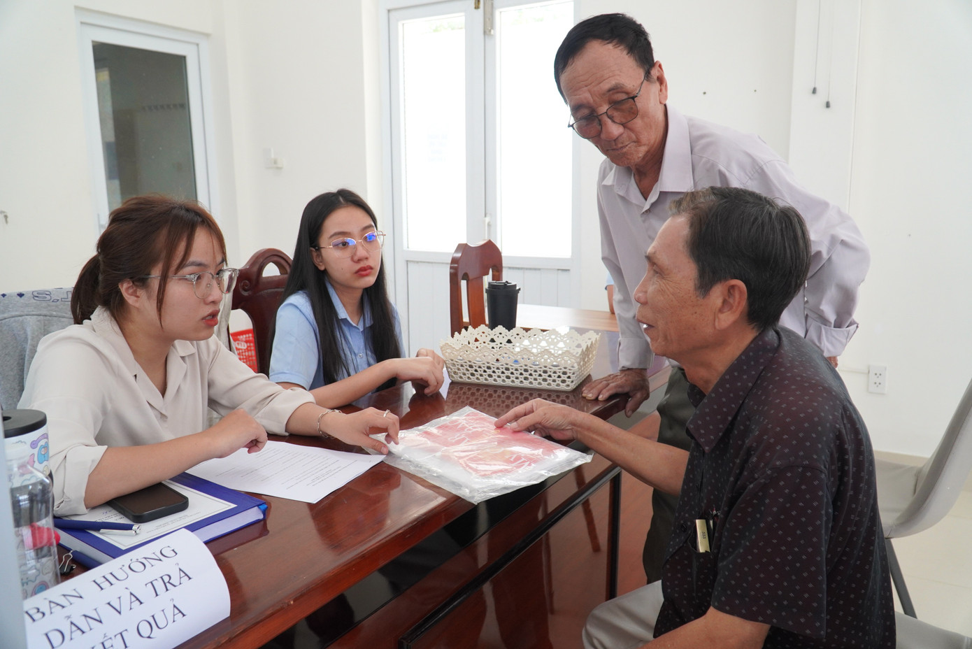 Người dân đến nộp hồ sơ giải quyết thủ tục đất đai vào giữa buổi sáng nhưng đã hết số thứ tự, bộ phận hỗ trợ hẹn người dân đến chiều quay trở lại. Dù giới hạn số thứ tự, nhưng cuối giờ còn người ngồi chờ, các chuyên viên cũng cố gắng xử lý hết cho bà con.