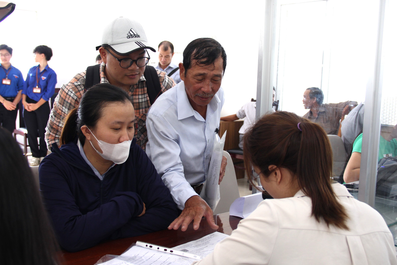 Văn phòng đăng ký đất đai từ ngày 1/7 đặt tại Trung tâm phục vụ hành chính công phường Hòa Xuân. Tuy nhiên do số lượng người đến nộp hồ sơ, giải quyết thủ tục quá đông nên đã chuyển sang Trung tâm Văn hóa Thể thao gần đó. Công dân đến làm giấy tờ phải vào bàn lấy số thứ tự theo cách truyền thống, chưa có máy lấy số tự động.