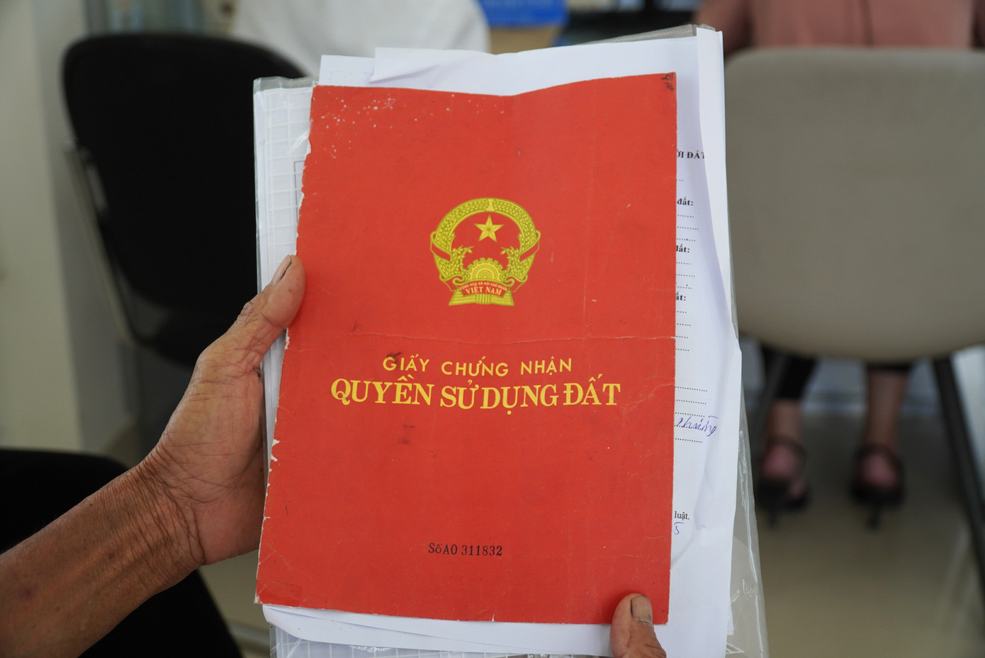 Dãy ghế trước quầy tiếp nhận hồ sơ luôn kín người. Ông Lê Trung Huệ, Phó Giám đốc chi nhánh Văn phòng đăng ký đất đai quận Cẩm Lệ (cũ, sắp tới sẽ đổi thành Khu vực 3) cho hay phường Hòa Xuân là một trong những địa bàn giao dịch bất động sản sôi động nhất Đà Nẵng. Từ sau khi thực hiện chính quyền 2 cấp, sắp xếp địa giới hành chính đến nay, ngày cao điểm phường giải quyết khoảng 120 hồ sơ.