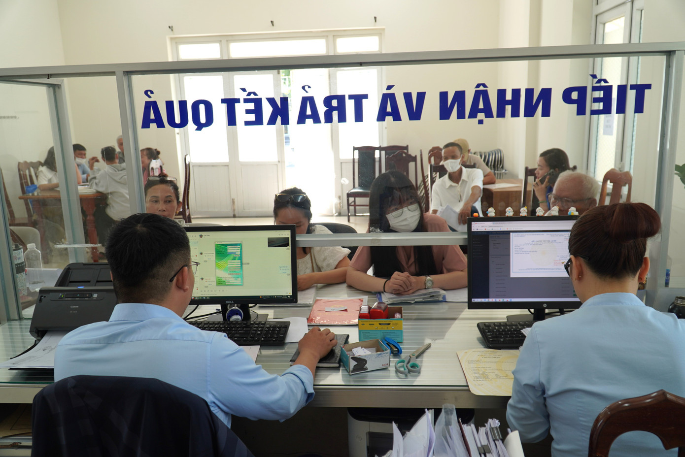 Dãy ghế trước quầy tiếp nhận hồ sơ luôn kín người. Ông Lê Trung Huệ, Phó Giám đốc chi nhánh Văn phòng đăng ký đất đai quận Cẩm Lệ (cũ, sắp tới sẽ đổi thành Khu vực 3) cho hay phường Hòa Xuân là một trong những địa bàn giao dịch bất động sản sôi động nhất Đà Nẵng. Từ sau khi thực hiện chính quyền 2 cấp, sắp xếp địa giới hành chính đến nay, ngày cao điểm phường giải quyết khoảng 120 hồ sơ.