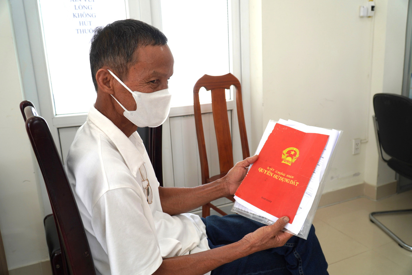 Ông N.T. (phường Hòa Xuân) đến sang tên sổ đỏ từ sớm, ông lấy được số thứ tự 16 nhưng đợi đến hơn 9h vẫn chưa được gọi tên. “Tôi chờ lâu quá, mong có cách nào giải quyết nhanh chóng hơn cho bà con đỡ vất vả”, ông nói.