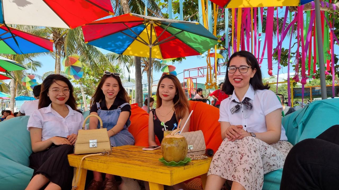 Đặc biệt là các bạn trẻ. Ảnh: Thanh Trần.