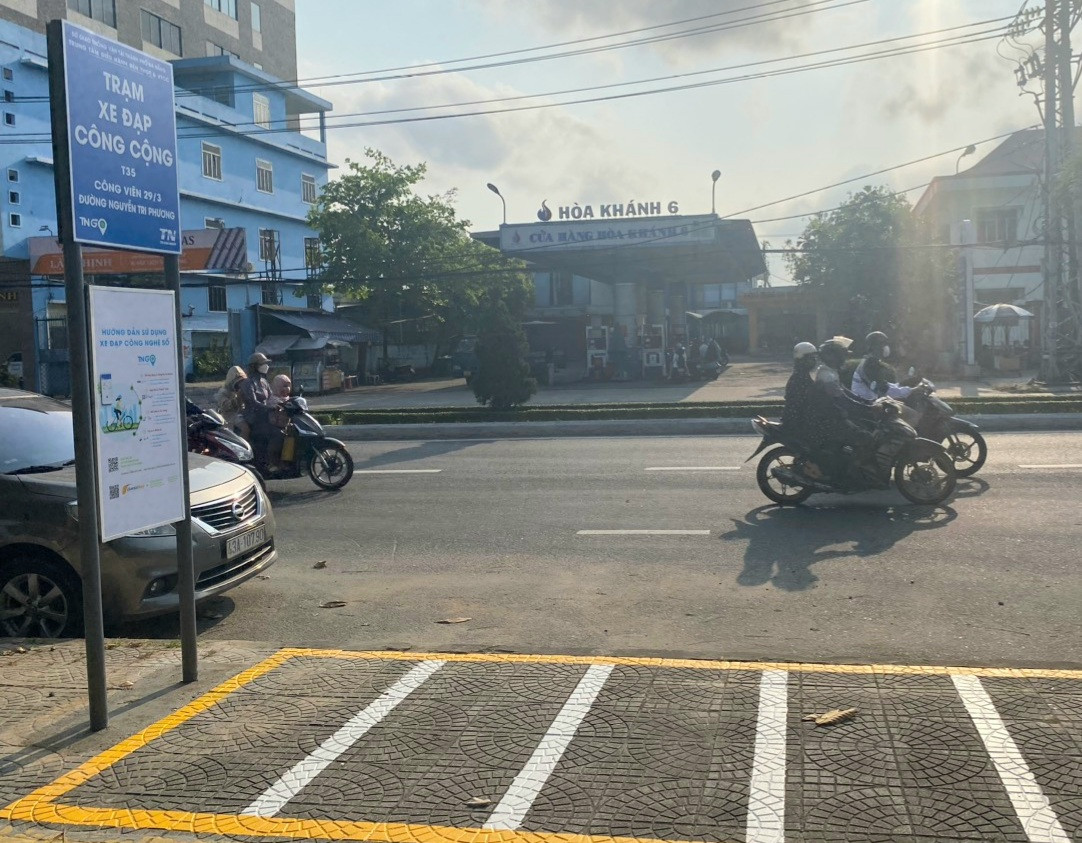 Trong đó, quận Hải Châu 32 vị trí, Thanh Khê 5 vị trí, Sơn Trà 16 vị trí, Ngũ Hành Sơn 5 vị trí và Cẩm Lệ 3 vị trí. Trong ảnh, một trạm xe đạp lắp đặt tại đường Nguyễn Tri Phương, trước công viên.