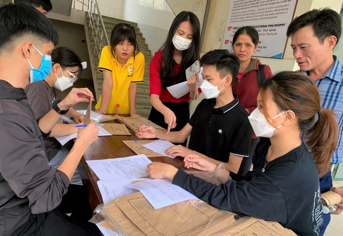 Sinh viên ĐH Sư phạm Đà Nẵng thực hiện các thủ tục đầu năm học mới.