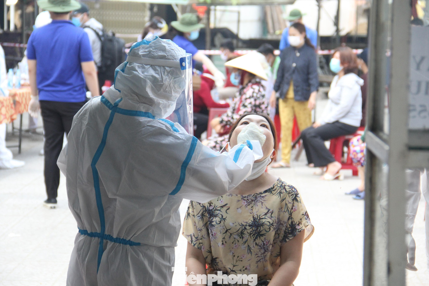 Nhân viên y tế lấy mẫu xét nghiệm của người dân Đà Nẵng. Ảnh: Thanh Trần.